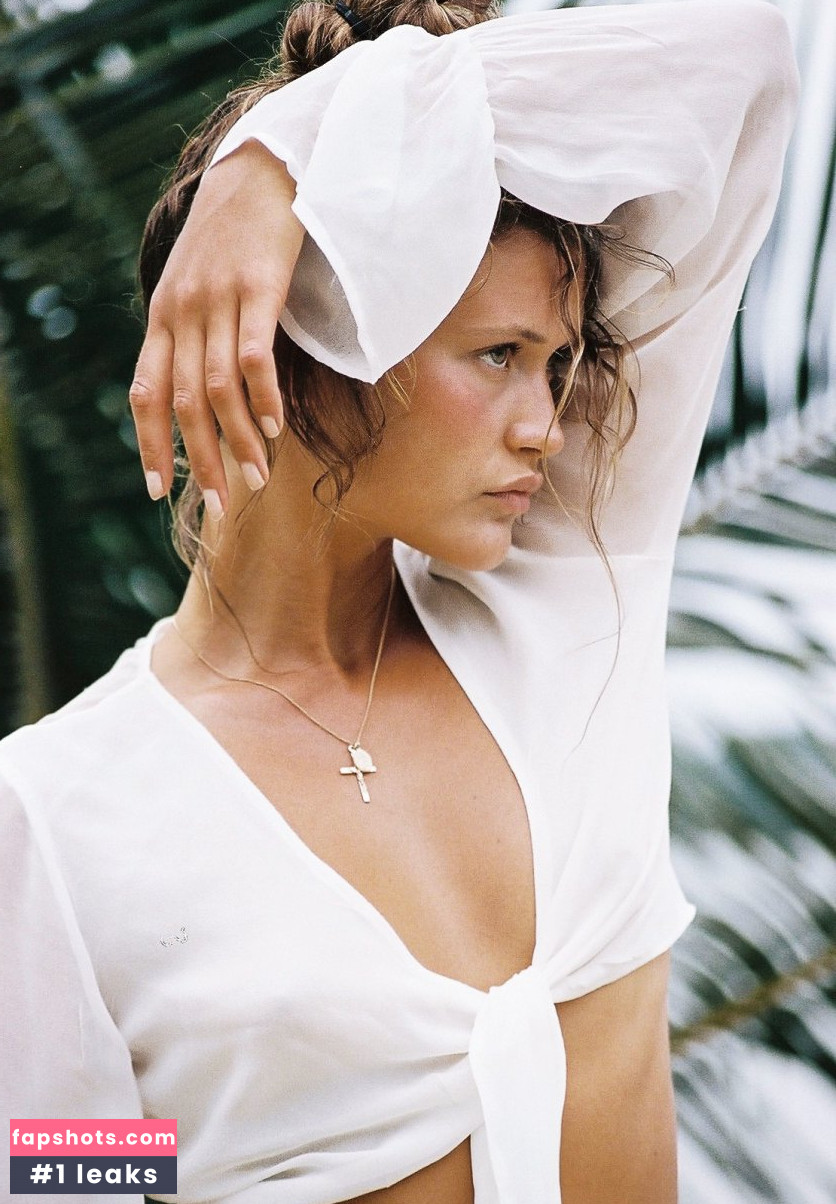 Chloé Lecareux gallery photo #47