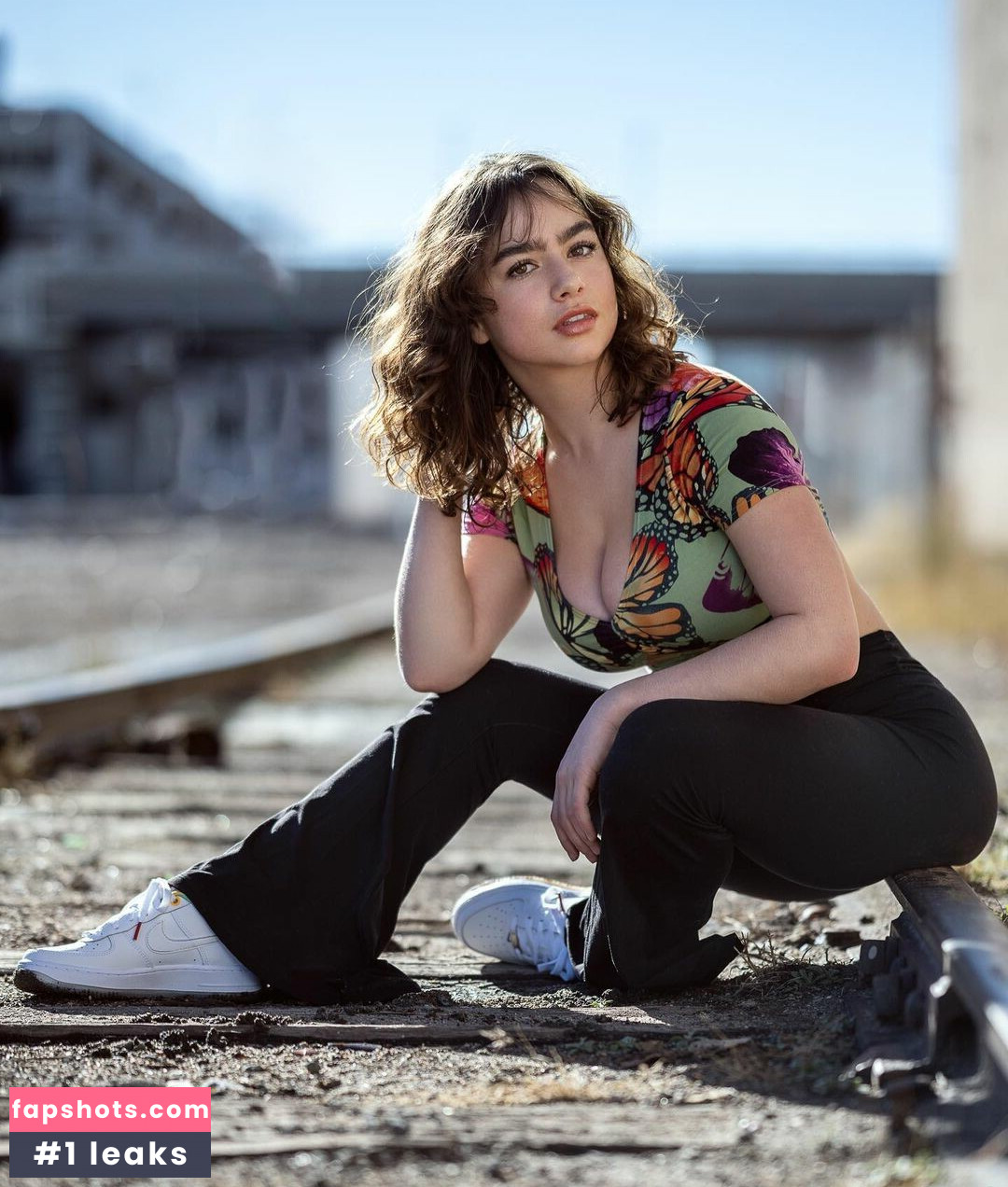 Chloe Reynolds nude babe gallery