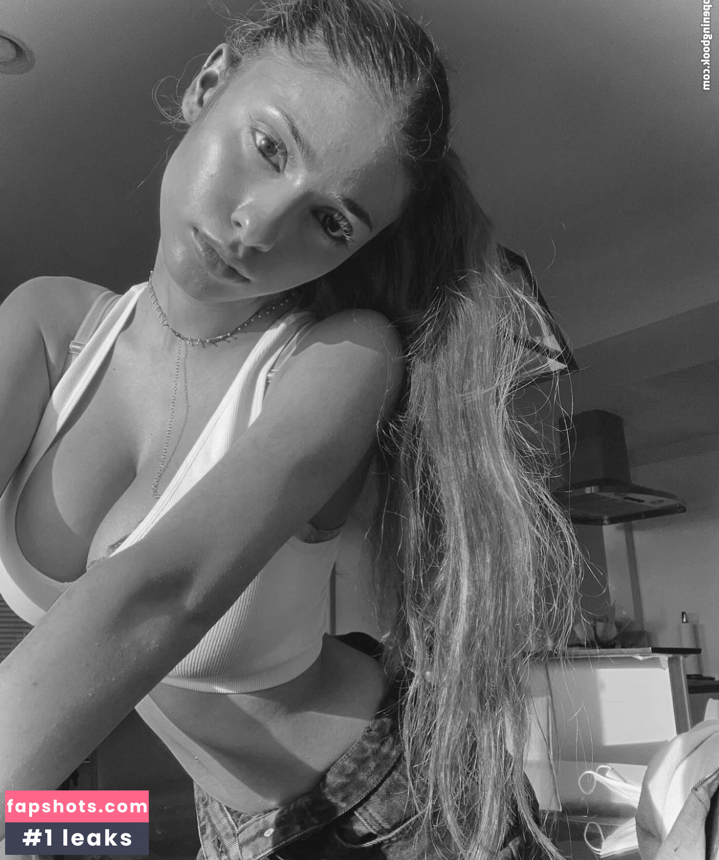 Chloe Simon gallery photo #2