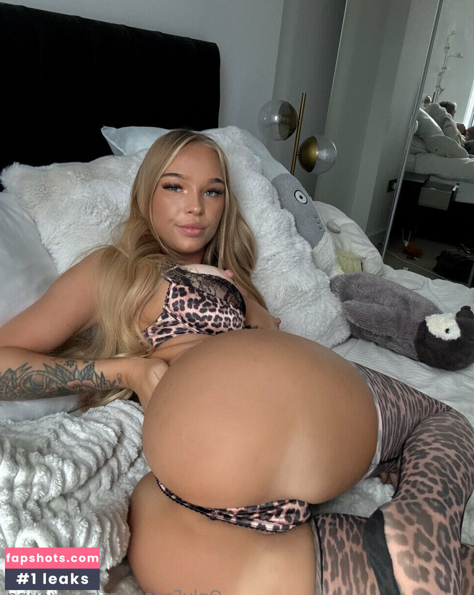 Chloe Tami gallery photo #12