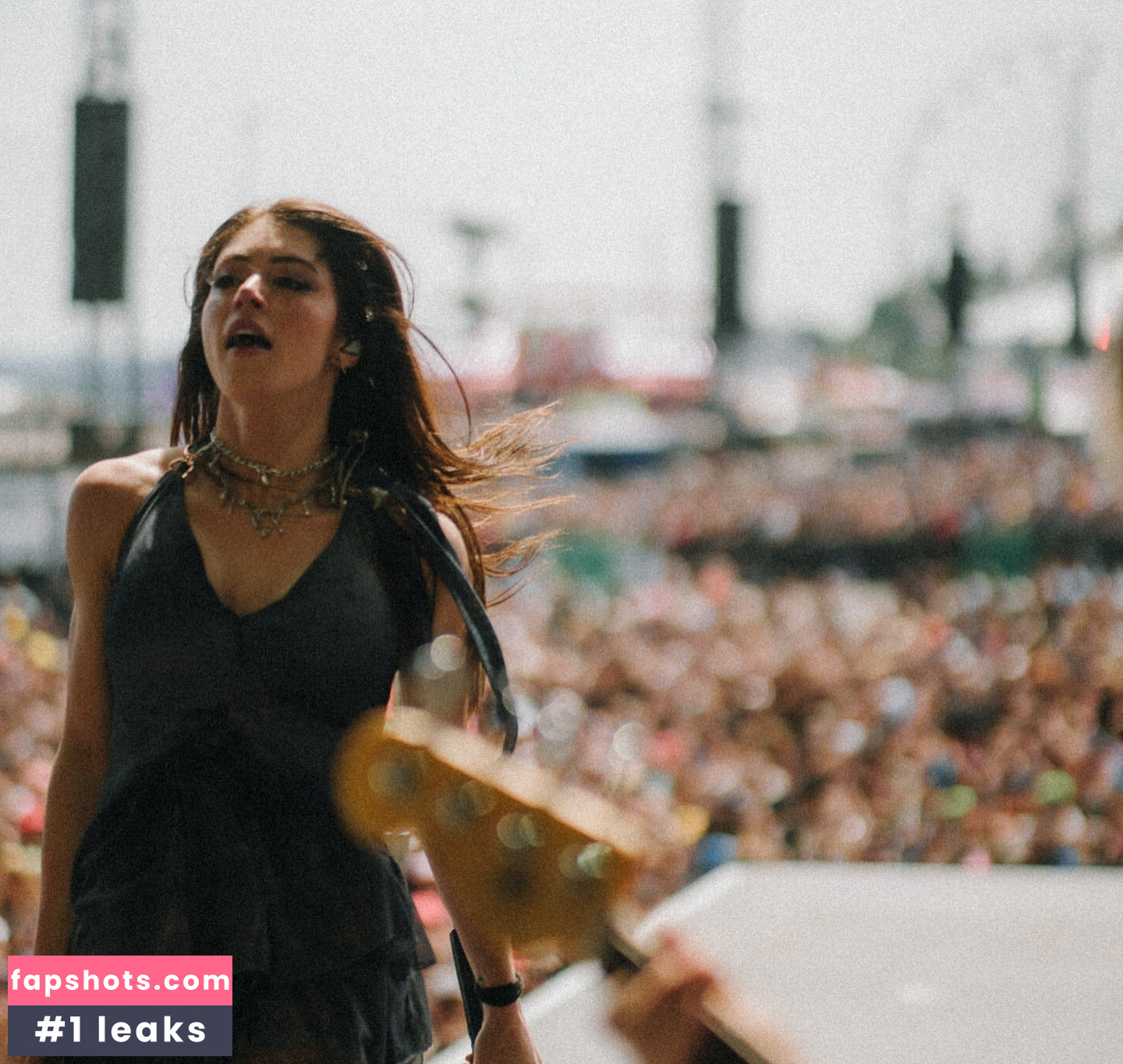 Chrissy Costanza gallery photo #41