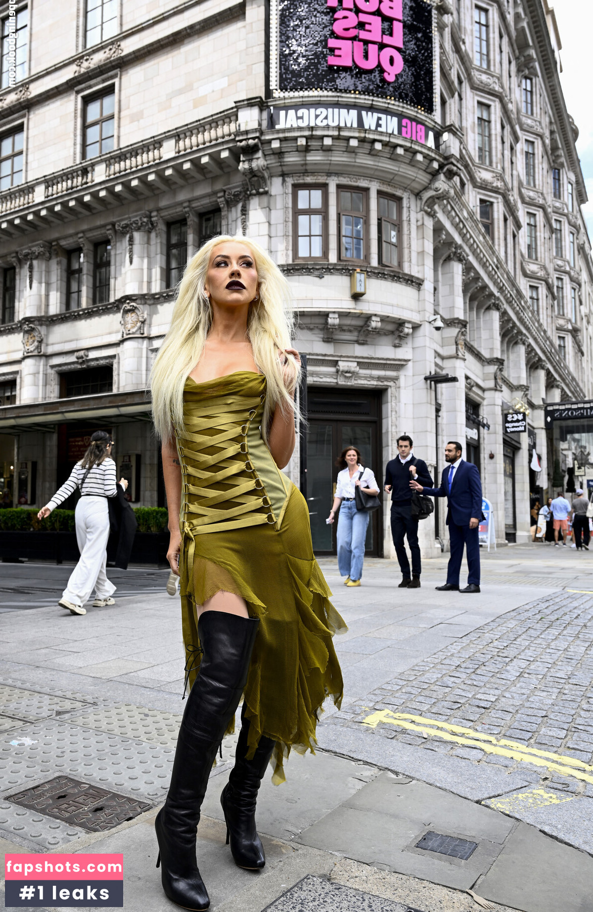 Christina Aguilera gallery photo #13