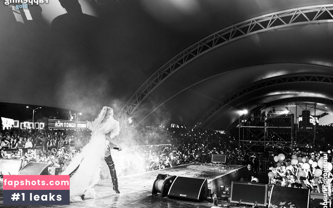 Christina Aguilera gallery photo #214