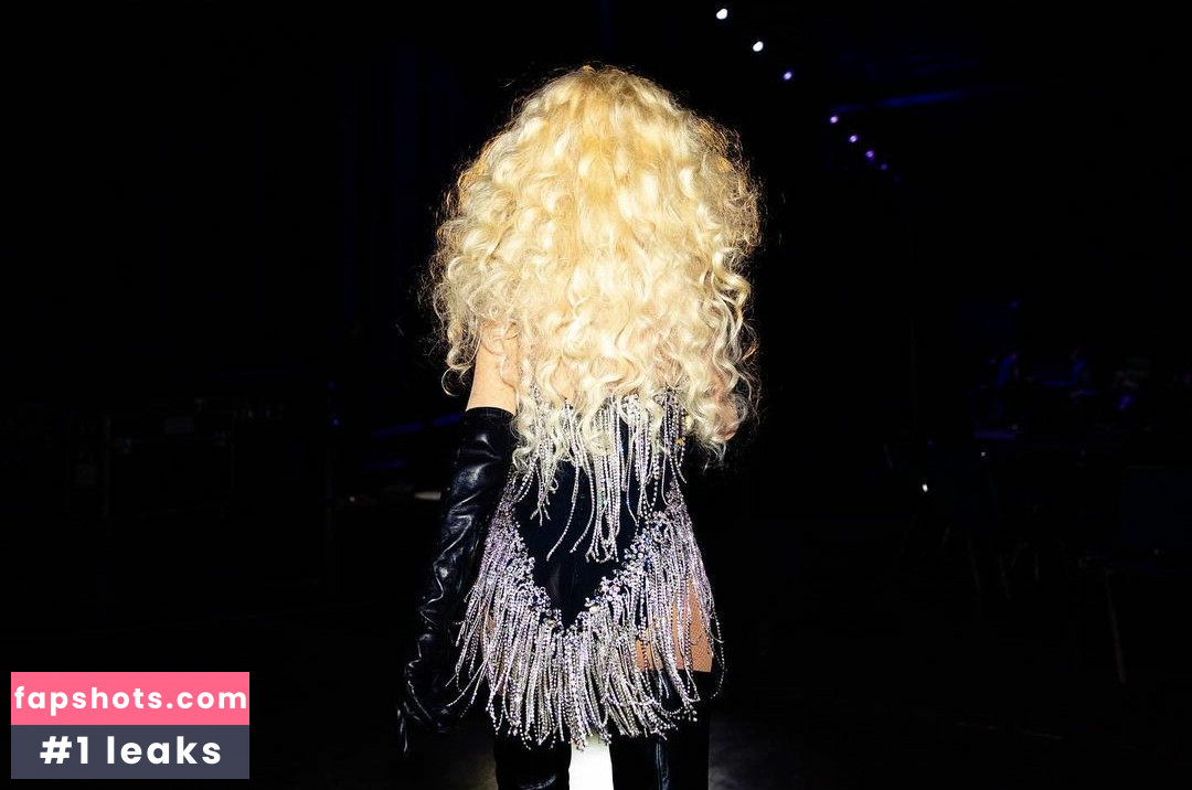 Christina Aguilera gallery photo #226