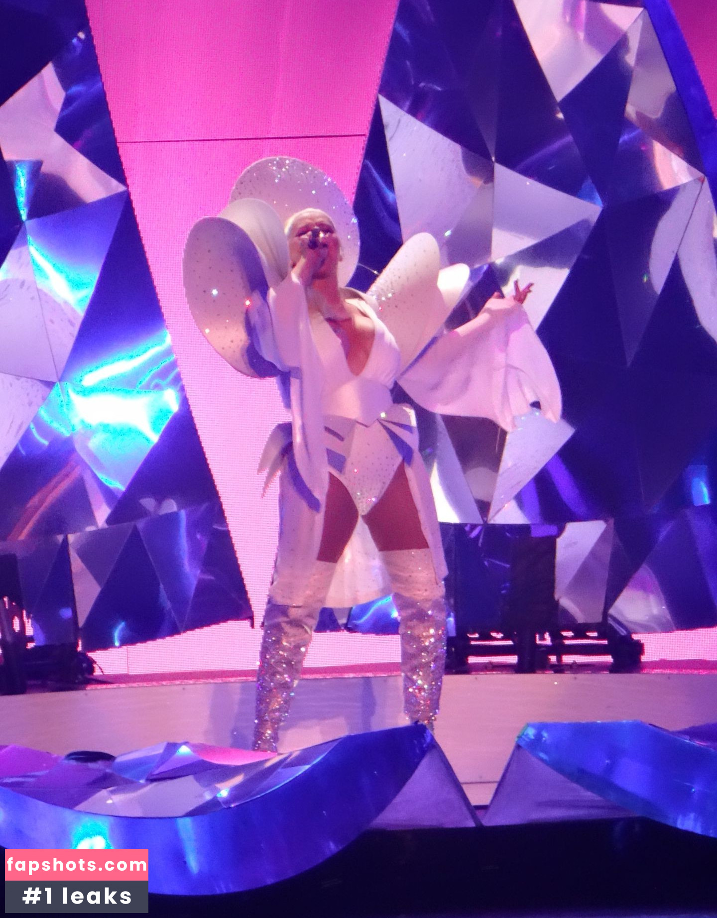 Christina Aguilera gallery photo #2331