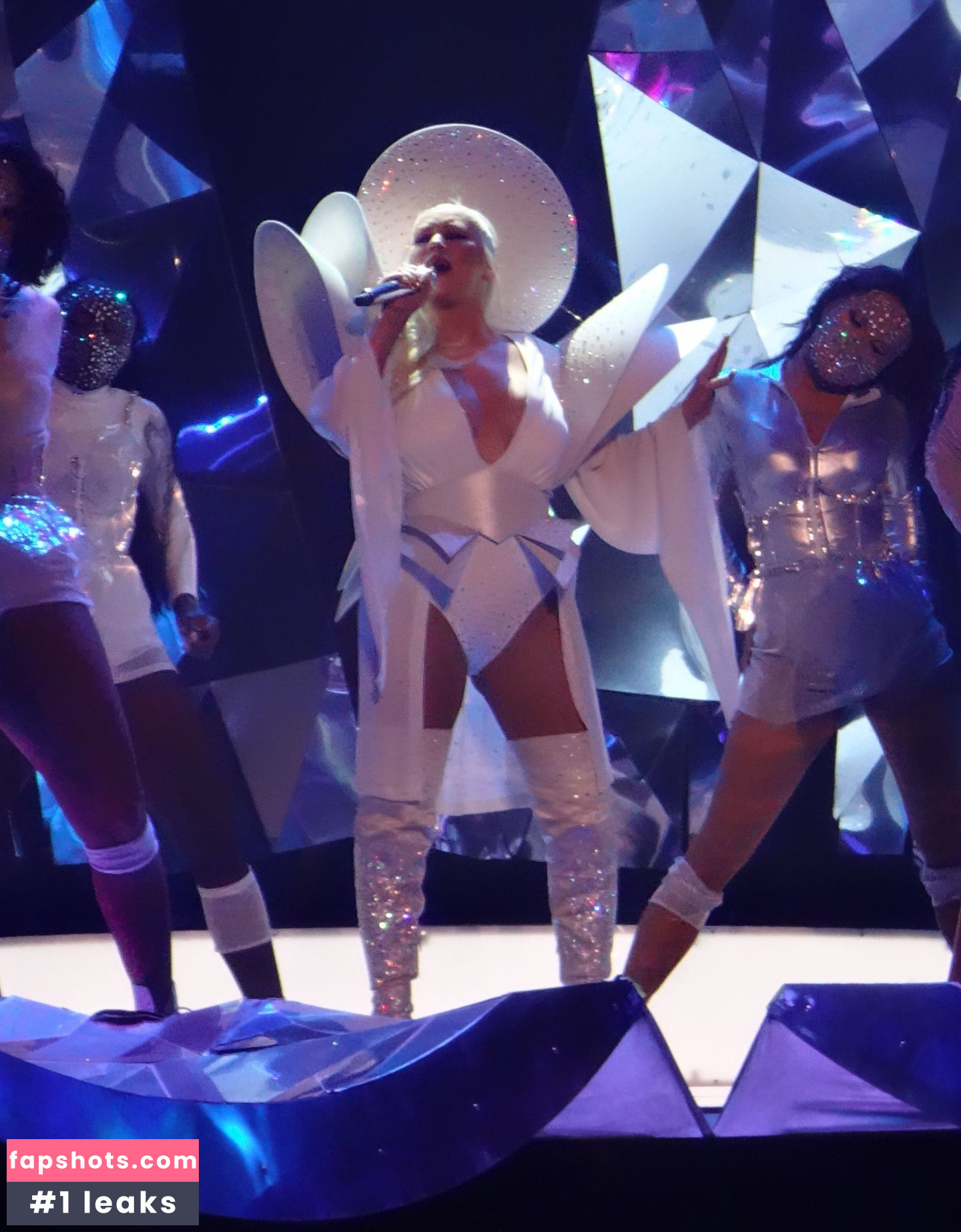 Christina Aguilera gallery photo #2334