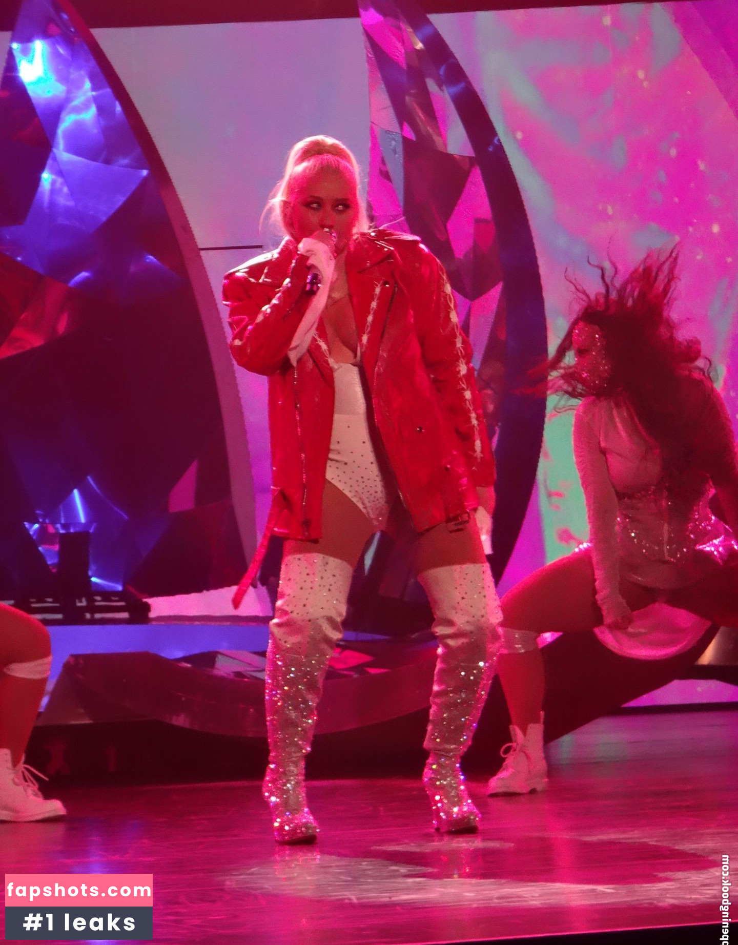 Christina Aguilera gallery photo #2339