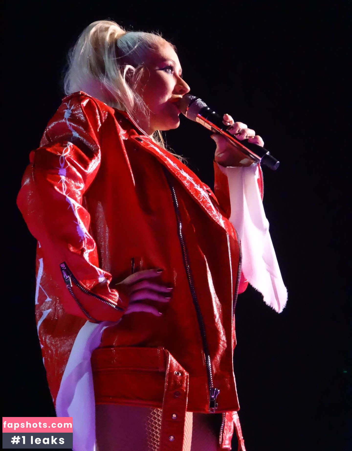 Christina Aguilera gallery photo #2347