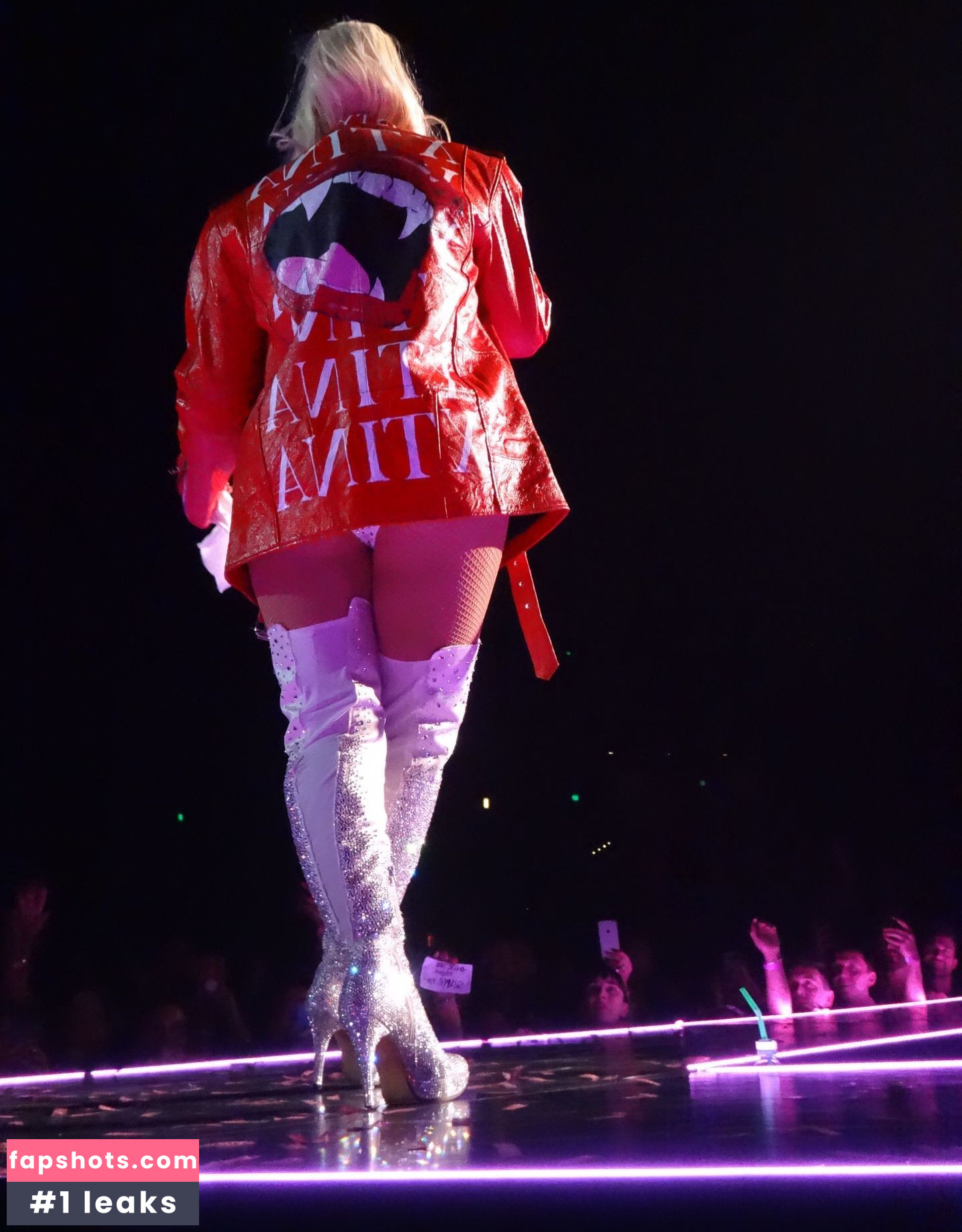 Christina Aguilera gallery photo #2348