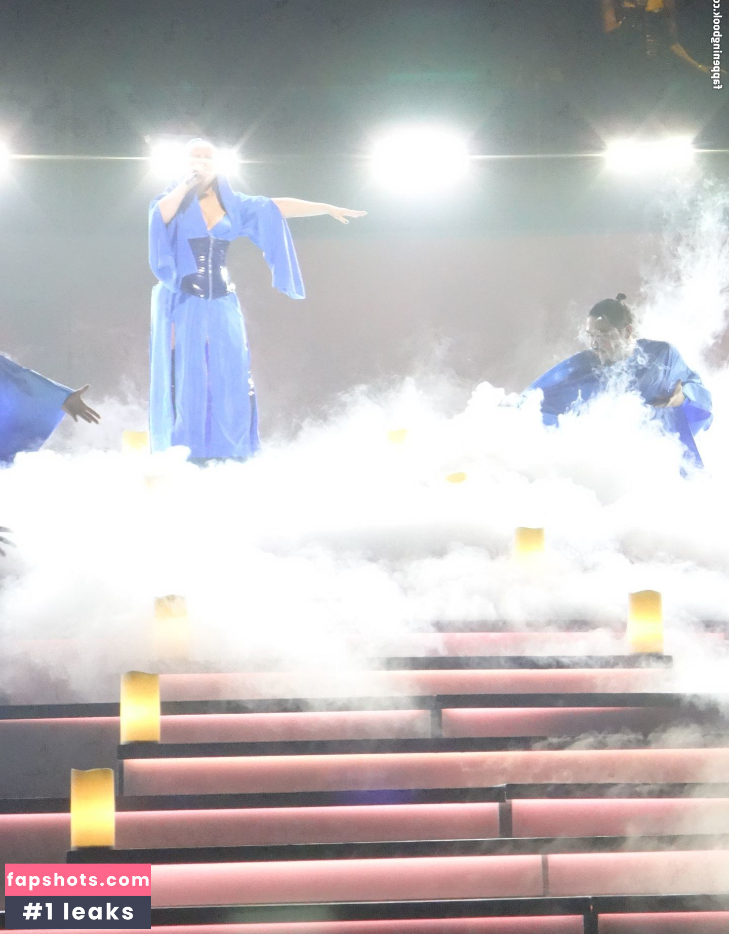 Christina Aguilera gallery photo #2374