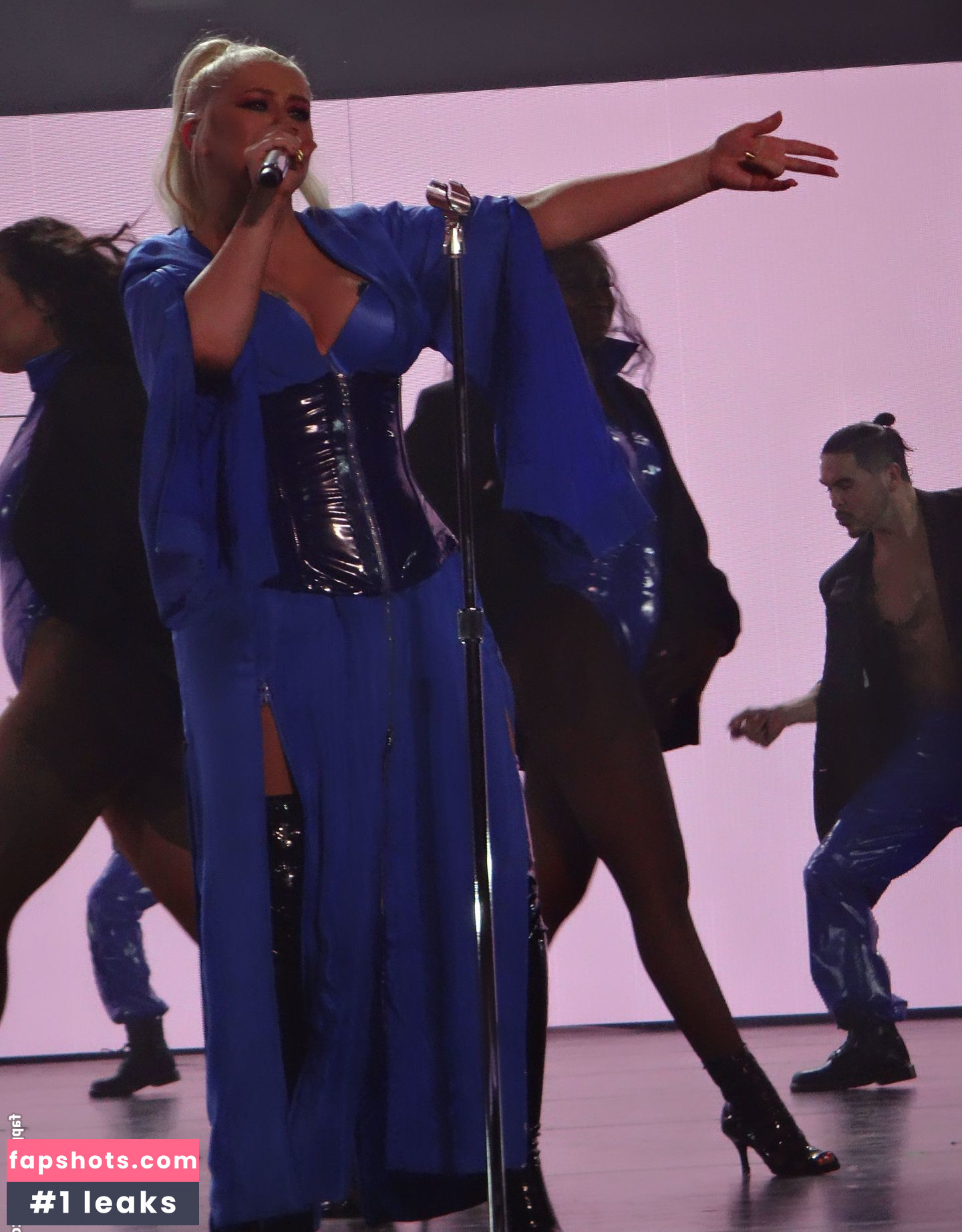 Christina Aguilera gallery photo #2382