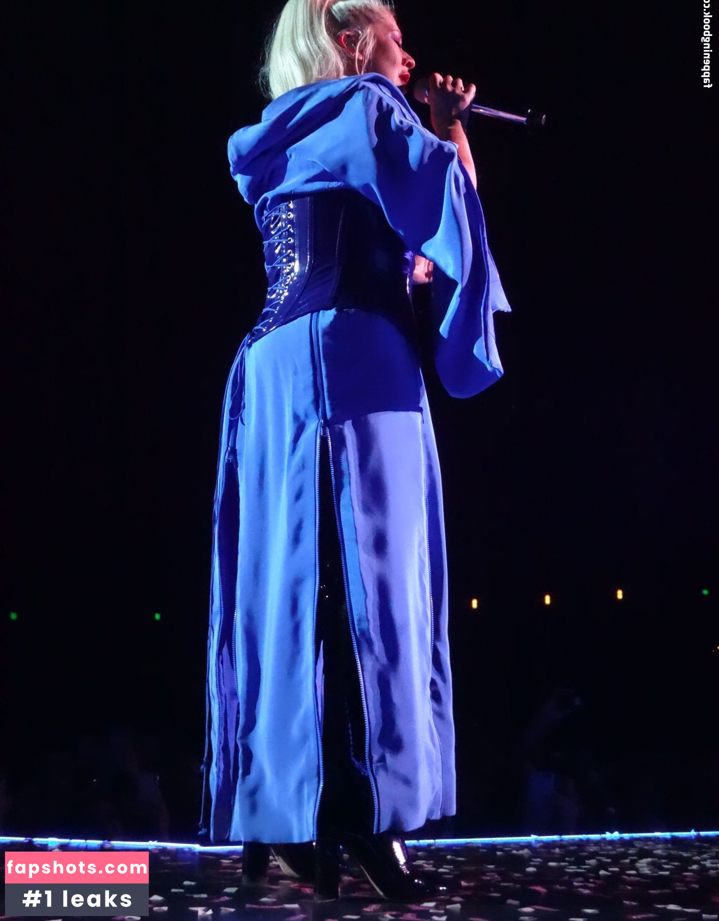 Christina Aguilera gallery photo #2390