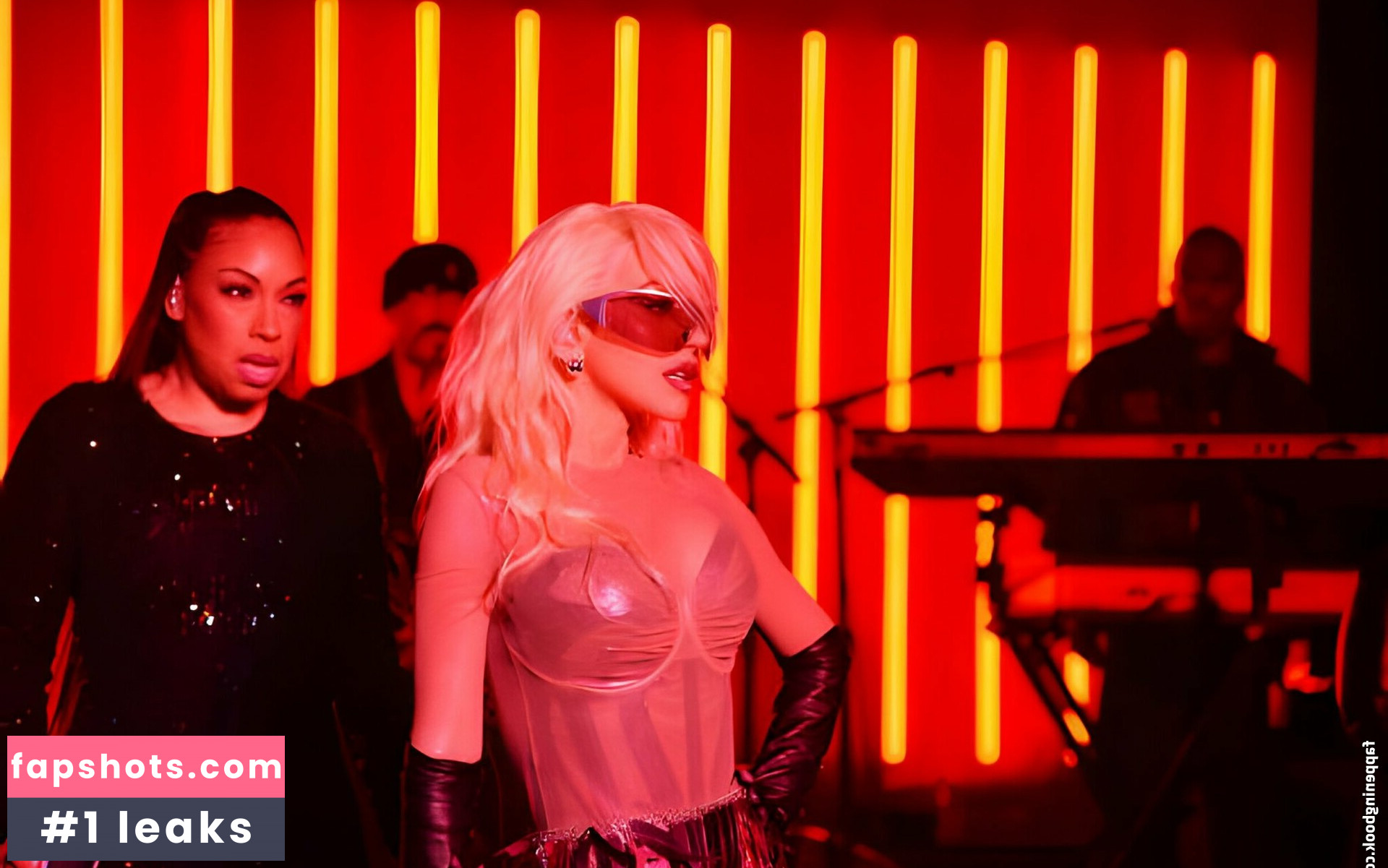 Christina Aguilera gallery photo #256