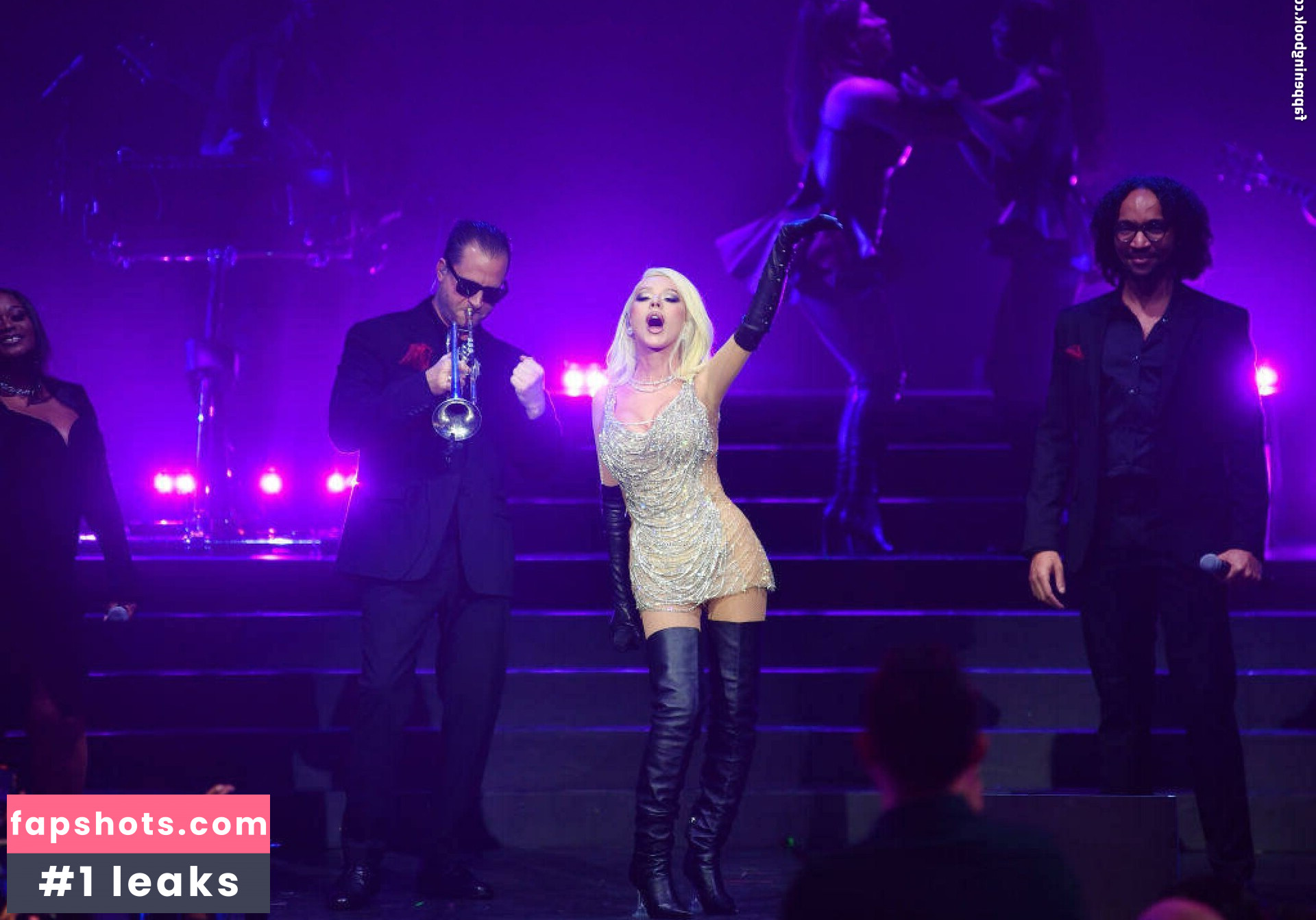 Christina Aguilera gallery photo #409