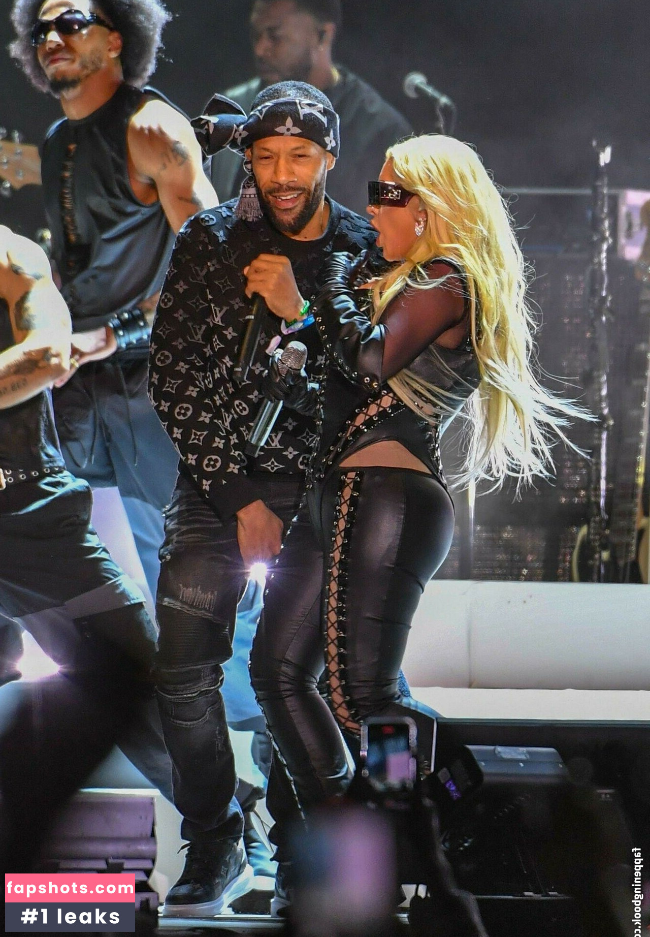 Christina Aguilera gallery photo #718