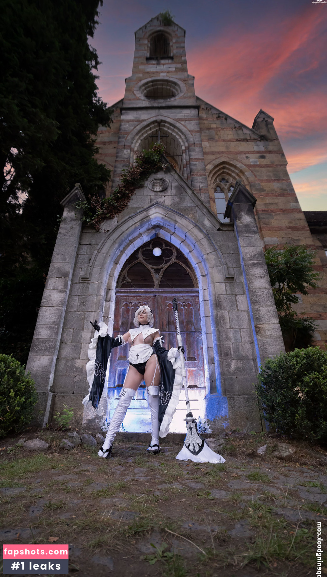 Christine Usi gallery photo #9