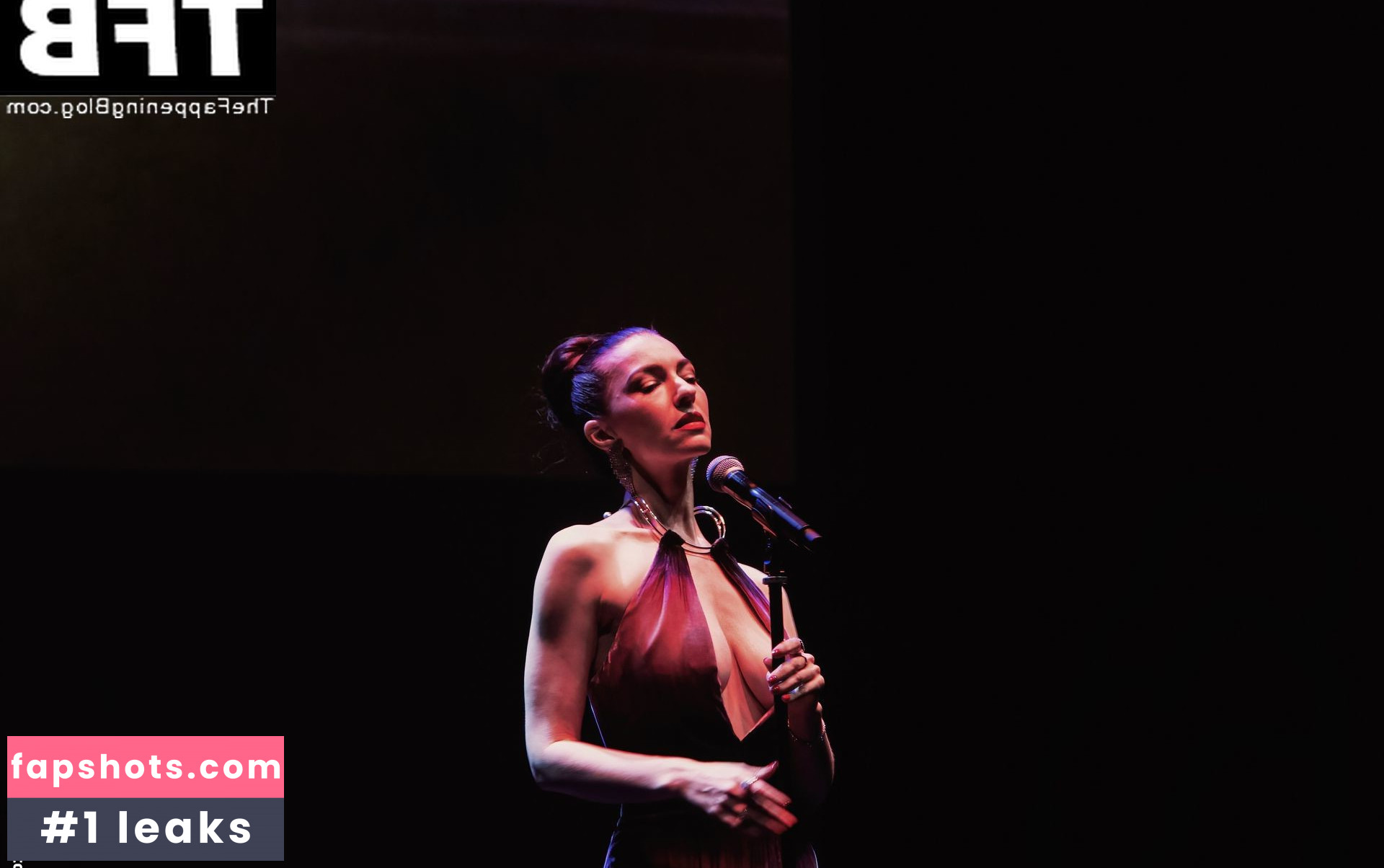 Chrysta Bell gallery photo #4