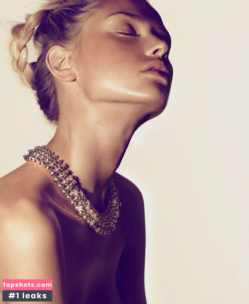 Claire Guena gallery photo #3