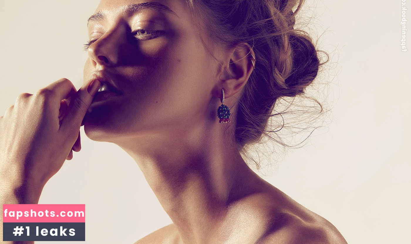 Claire Guena gallery photo #5