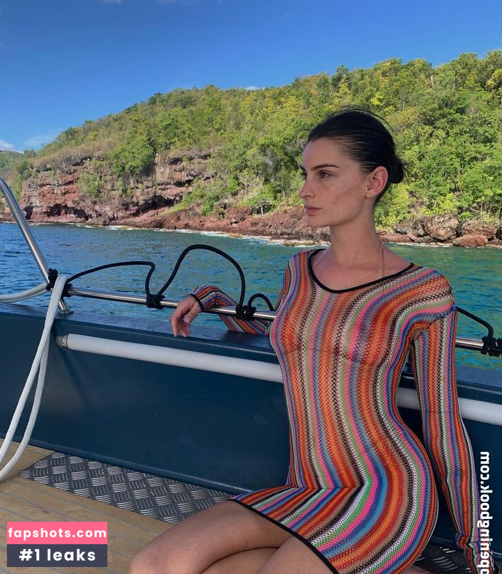 Clara Beneytout gallery photo #18