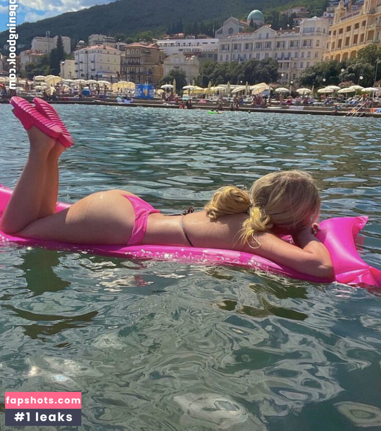 Claudia Markovic gallery photo #16