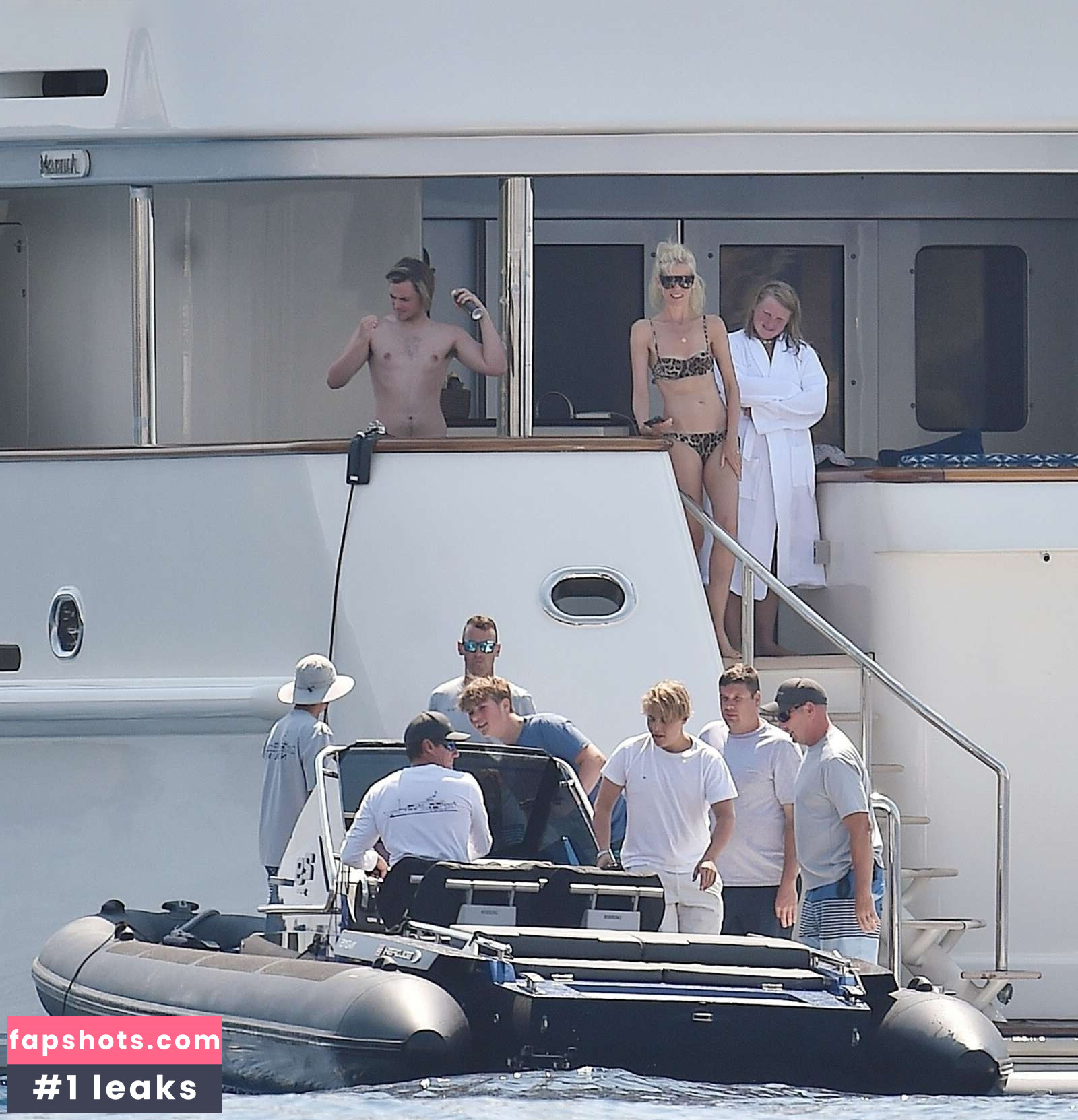 Claudia Schiffer gallery photo #13