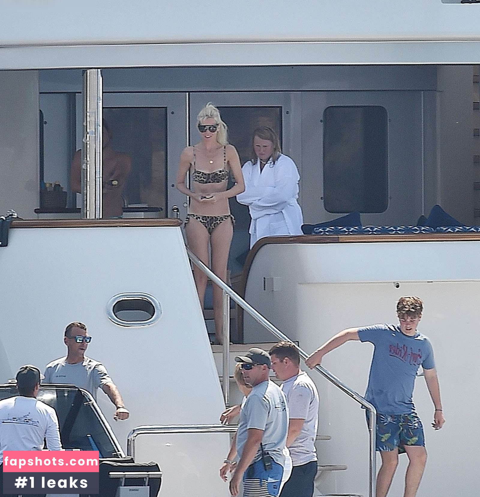 Claudia Schiffer gallery photo #14