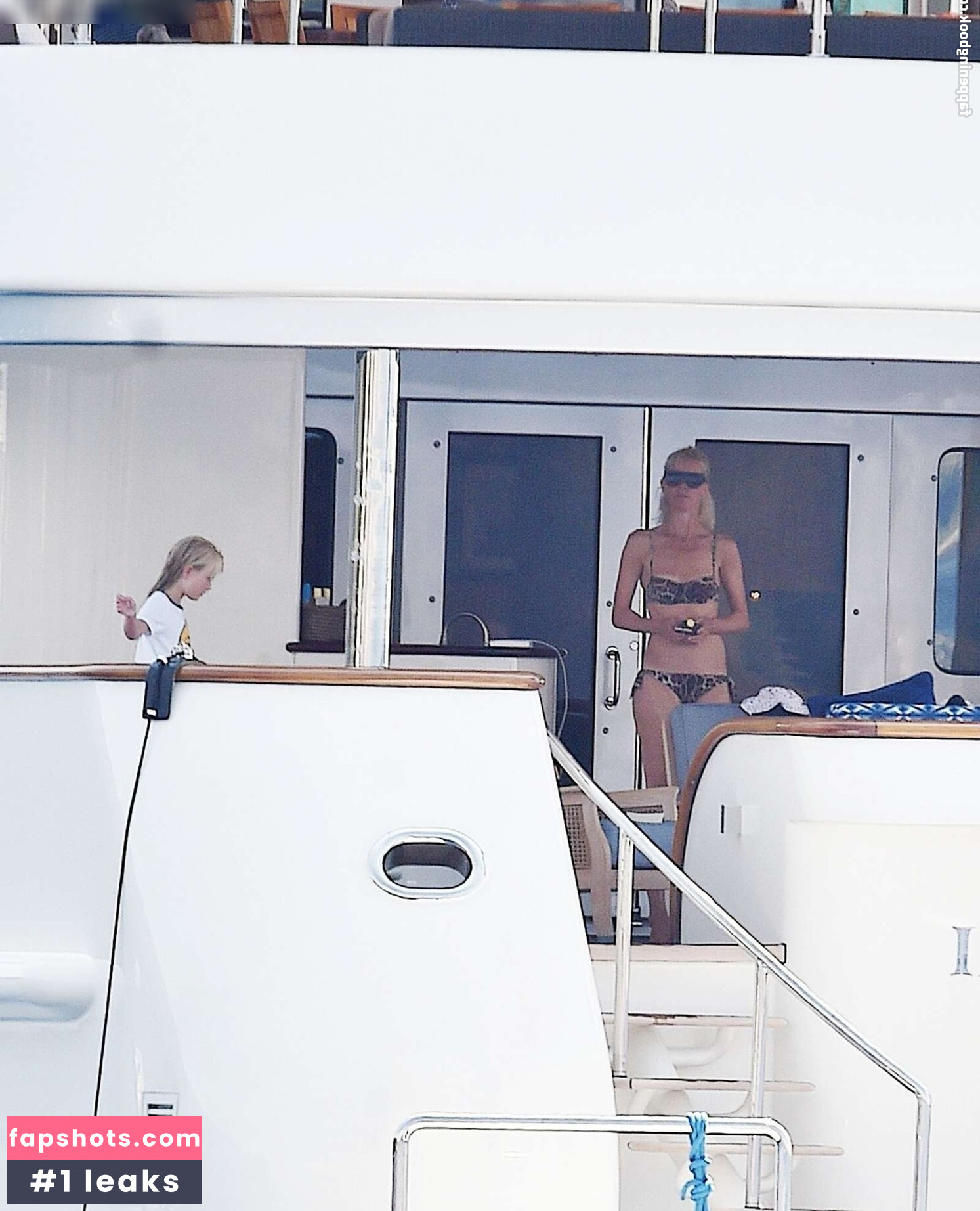 Claudia Schiffer gallery photo #15