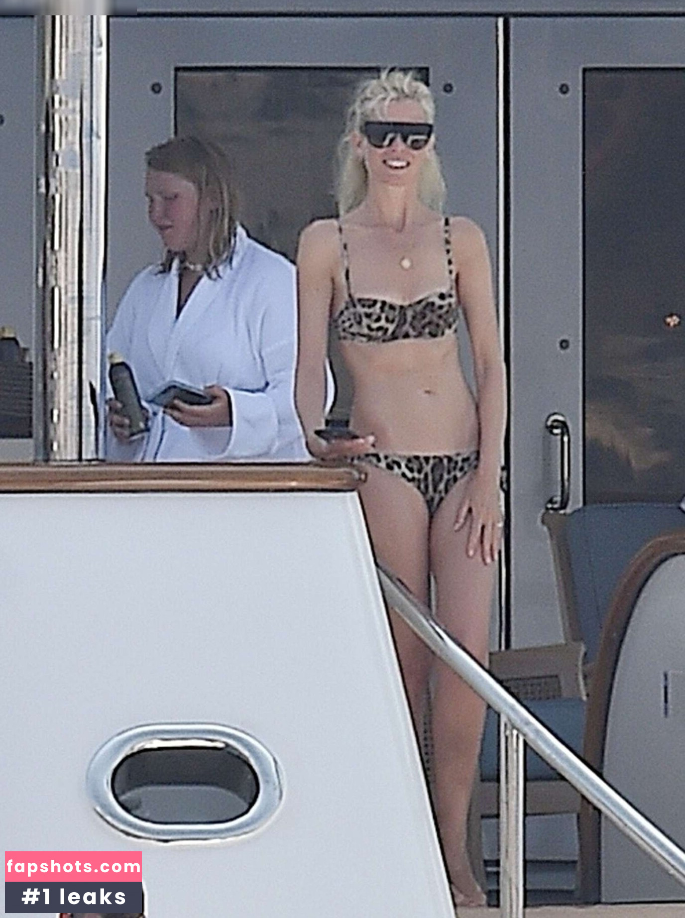 Claudia Schiffer gallery photo #16