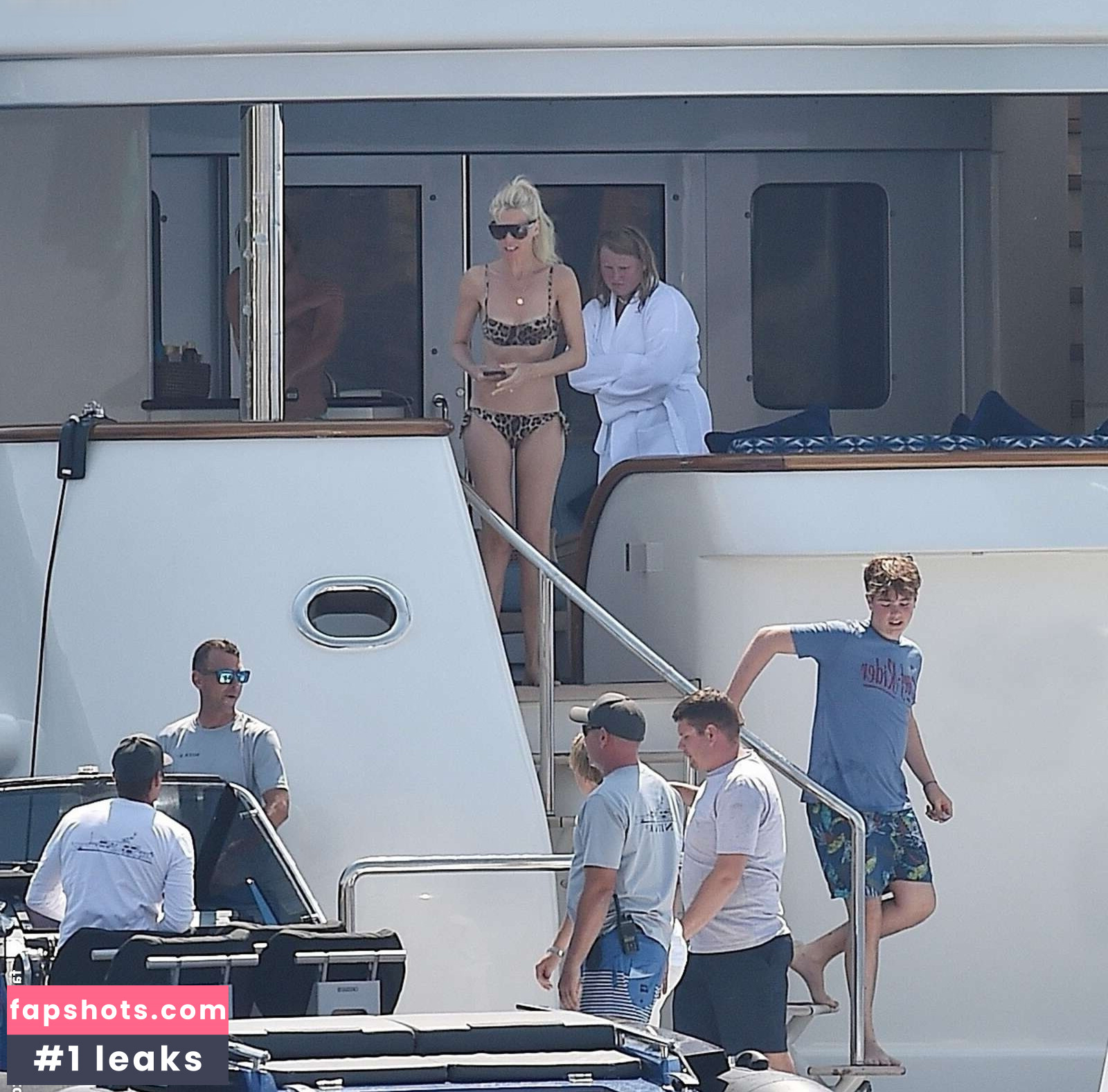 Claudia Schiffer gallery photo #17