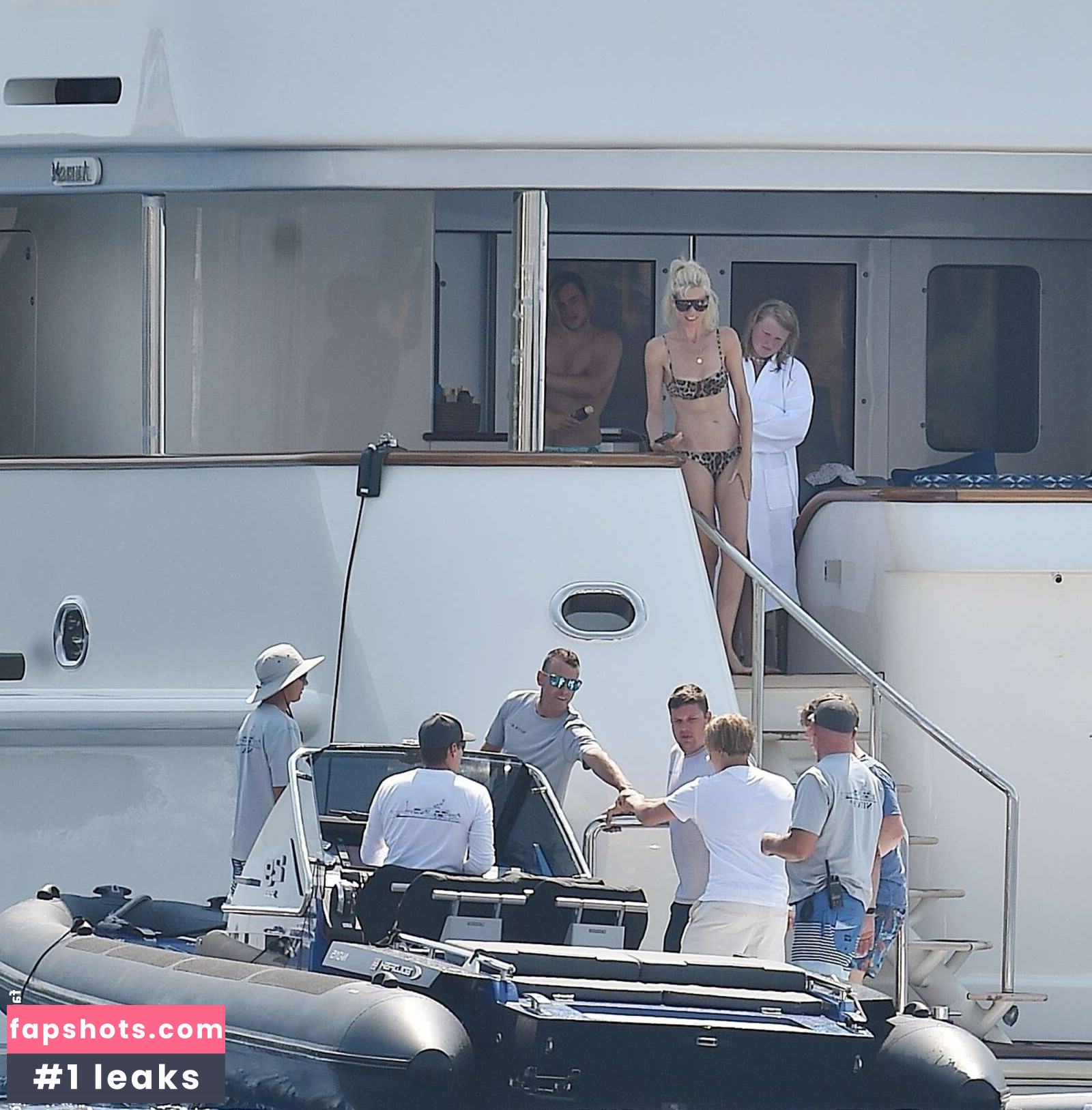 Claudia Schiffer gallery photo #18