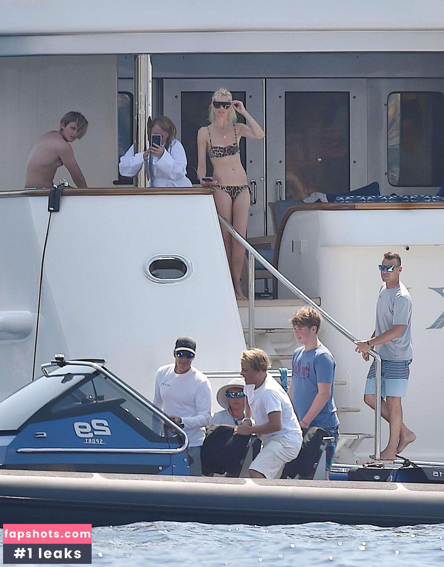 Claudia Schiffer gallery photo #19