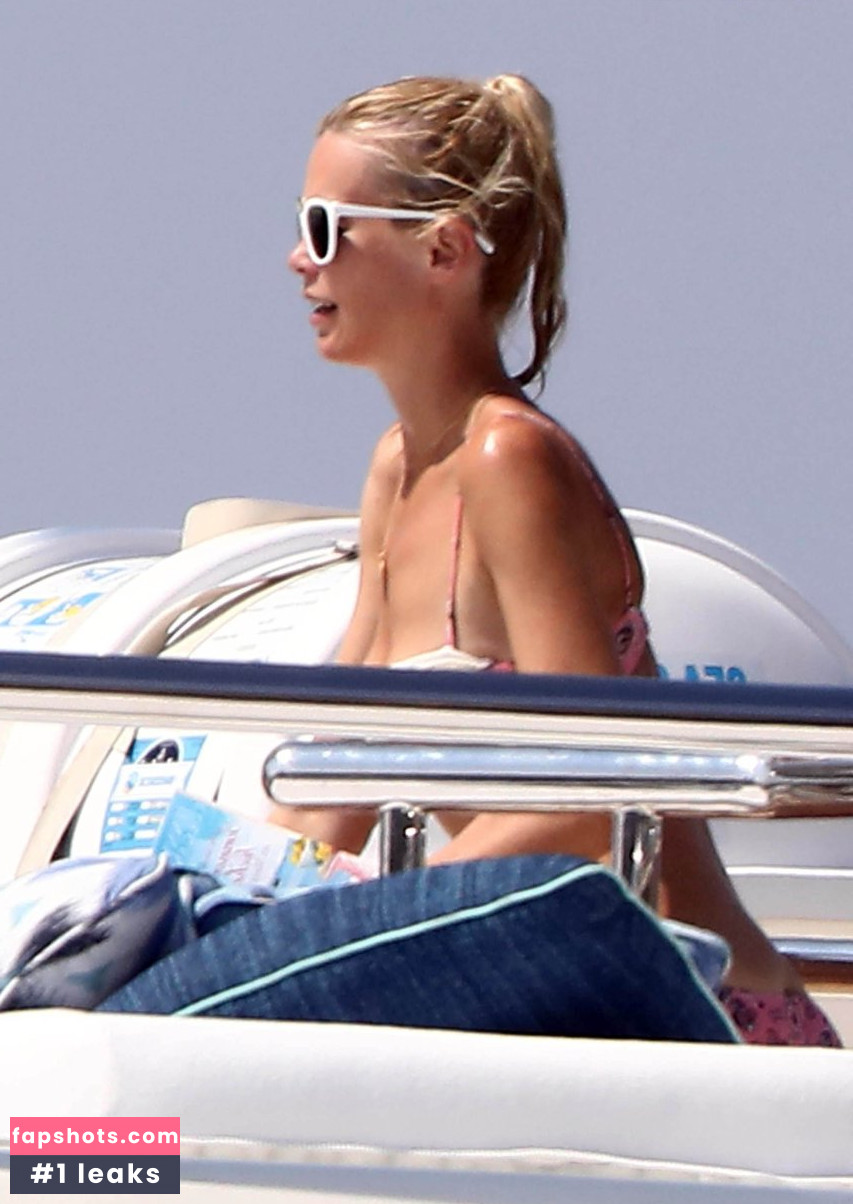 Claudia Schiffer gallery photo #195