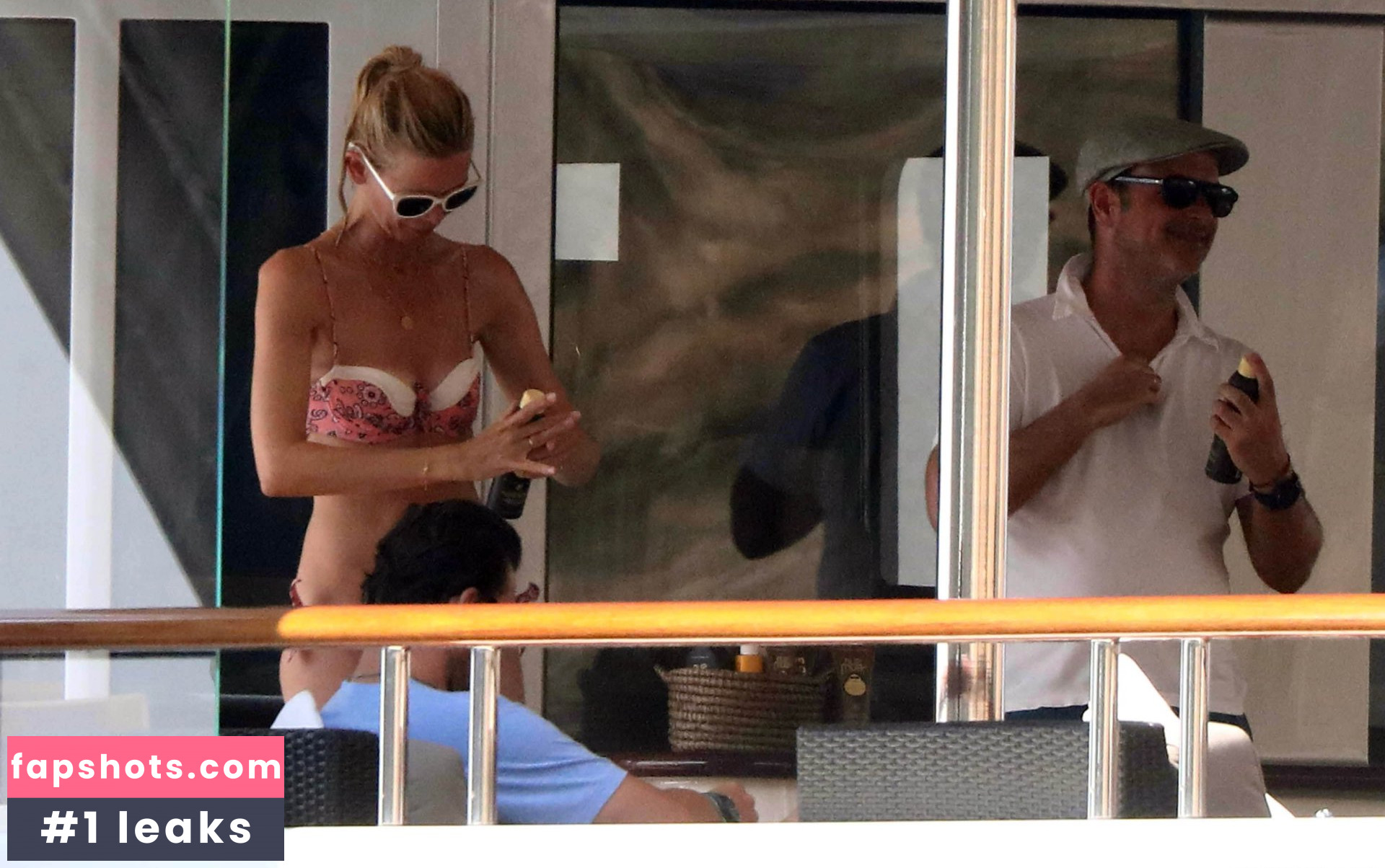 Claudia Schiffer gallery photo #198