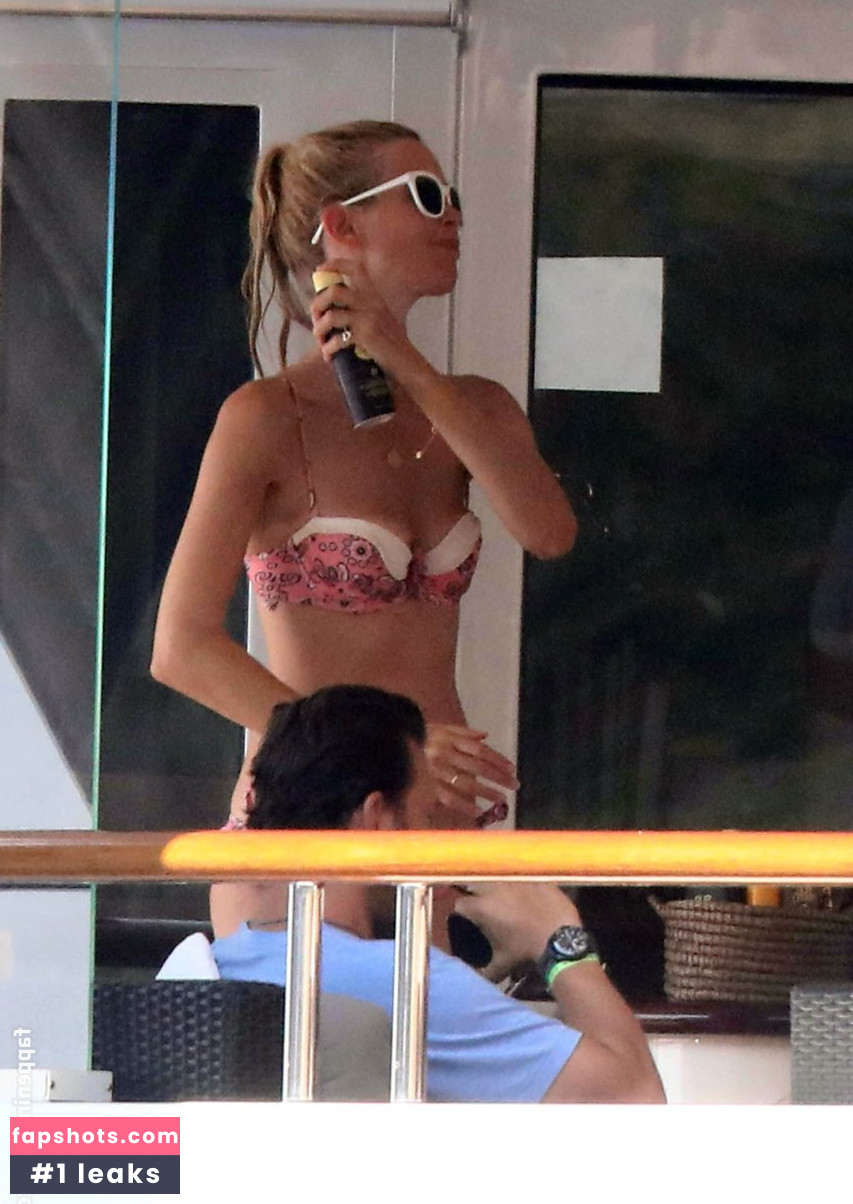 Claudia Schiffer gallery photo #199