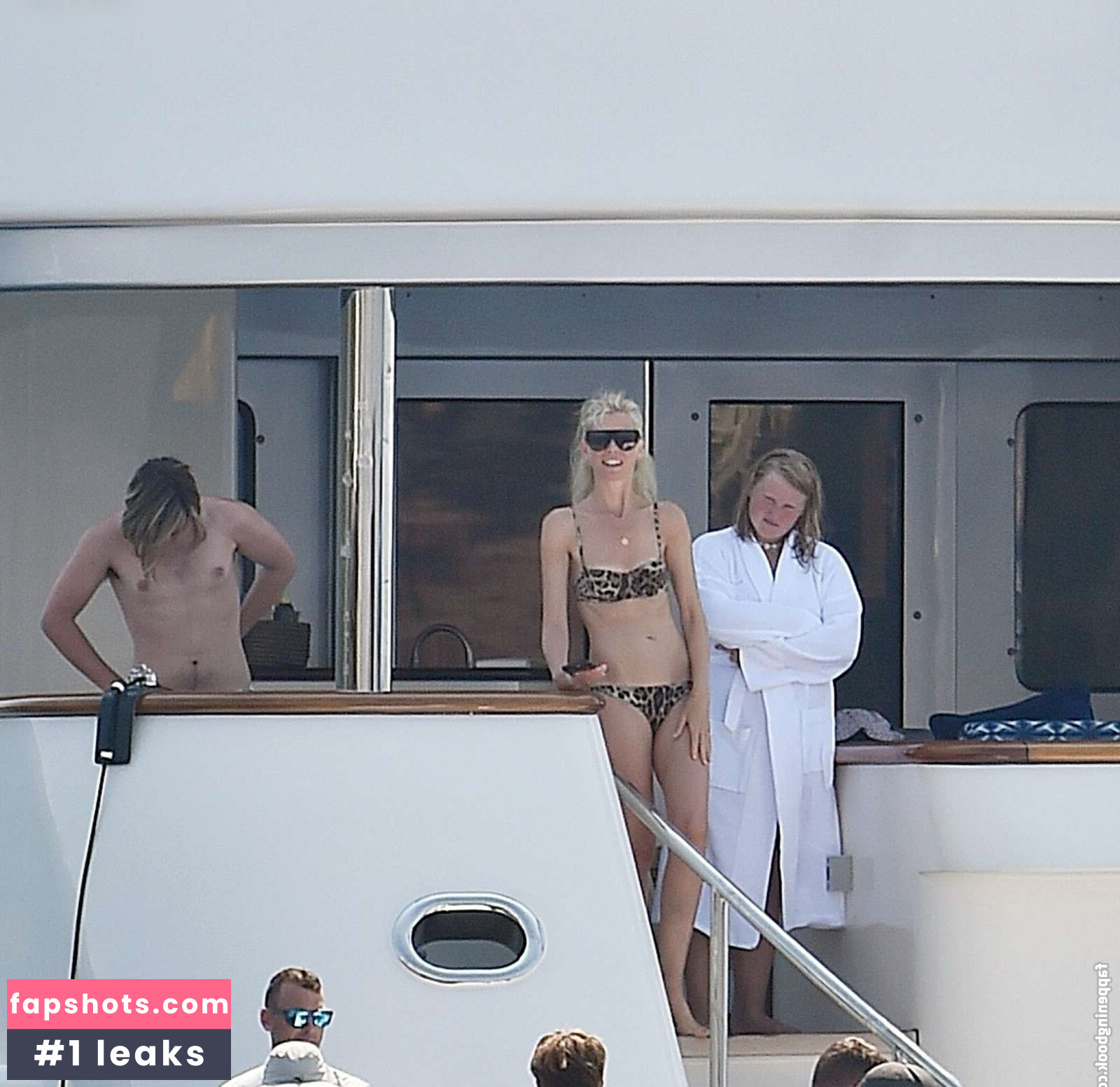 Claudia Schiffer gallery photo #21