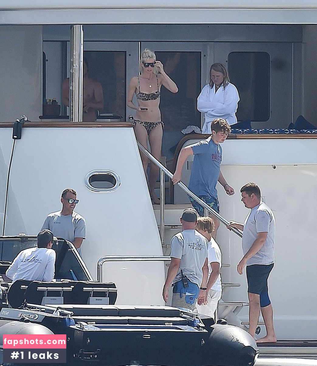 Claudia Schiffer gallery photo #201