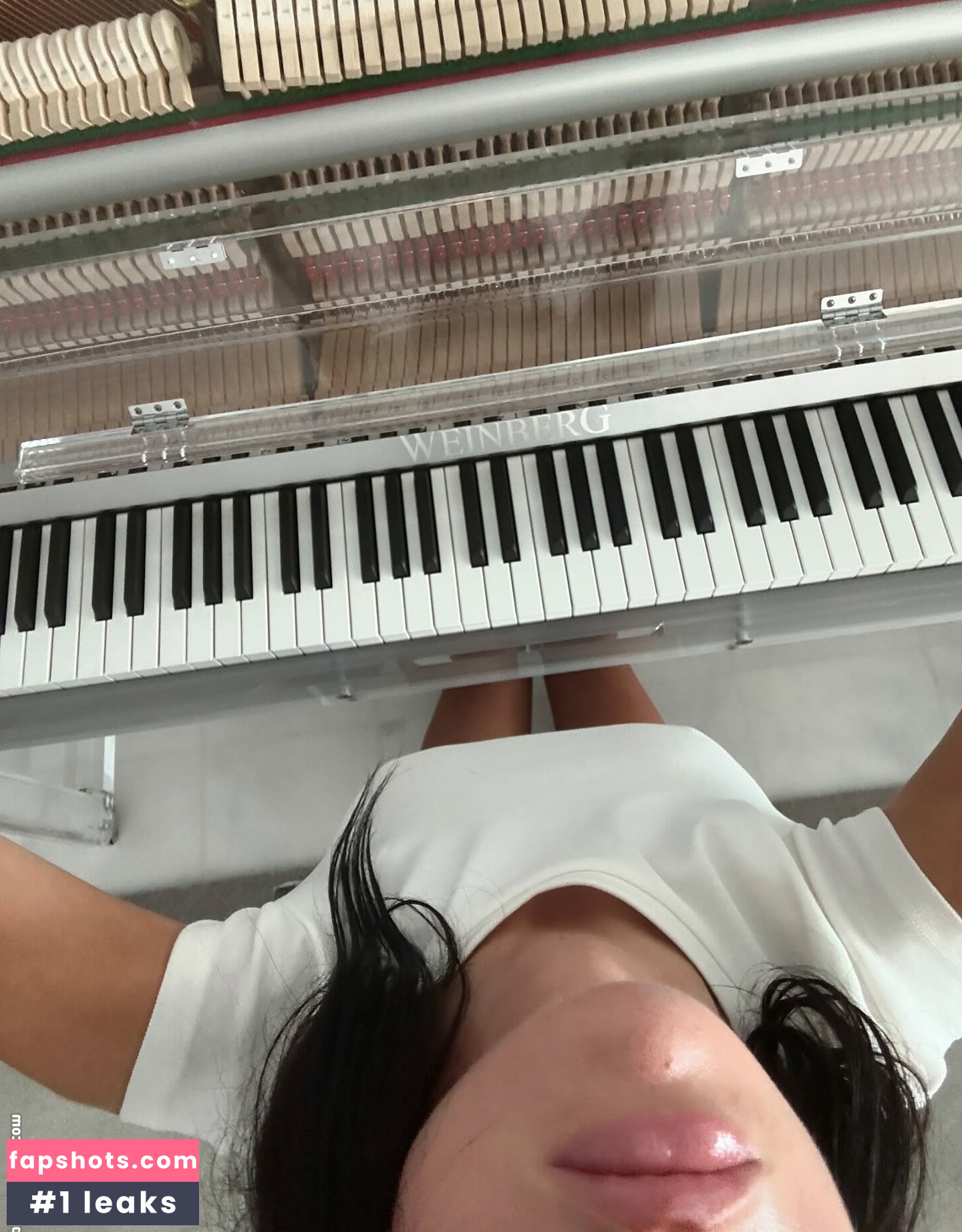 Claudia Valentina gallery photo #6