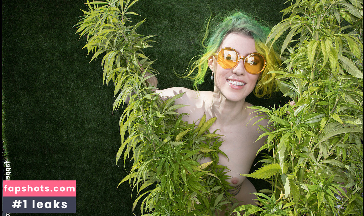 Comicbookgirl19 nude babe gallery