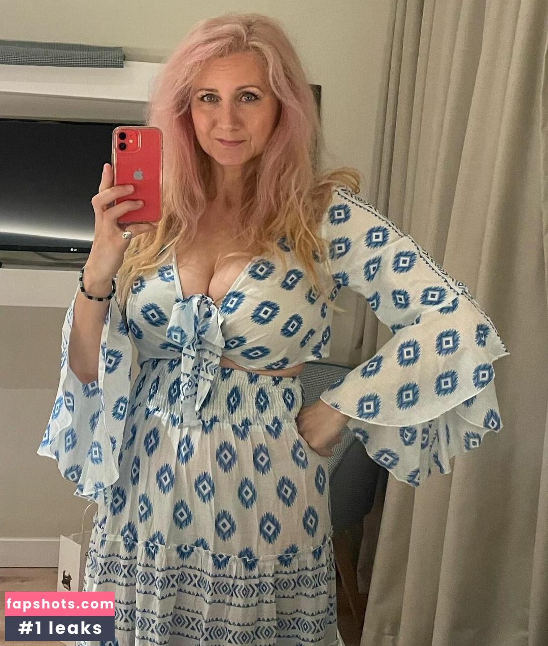 Corrinne Wicks gallery photo #4