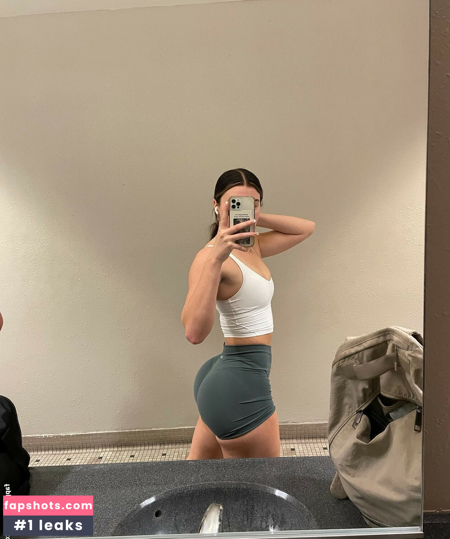 Courtney Dow gallery photo #6