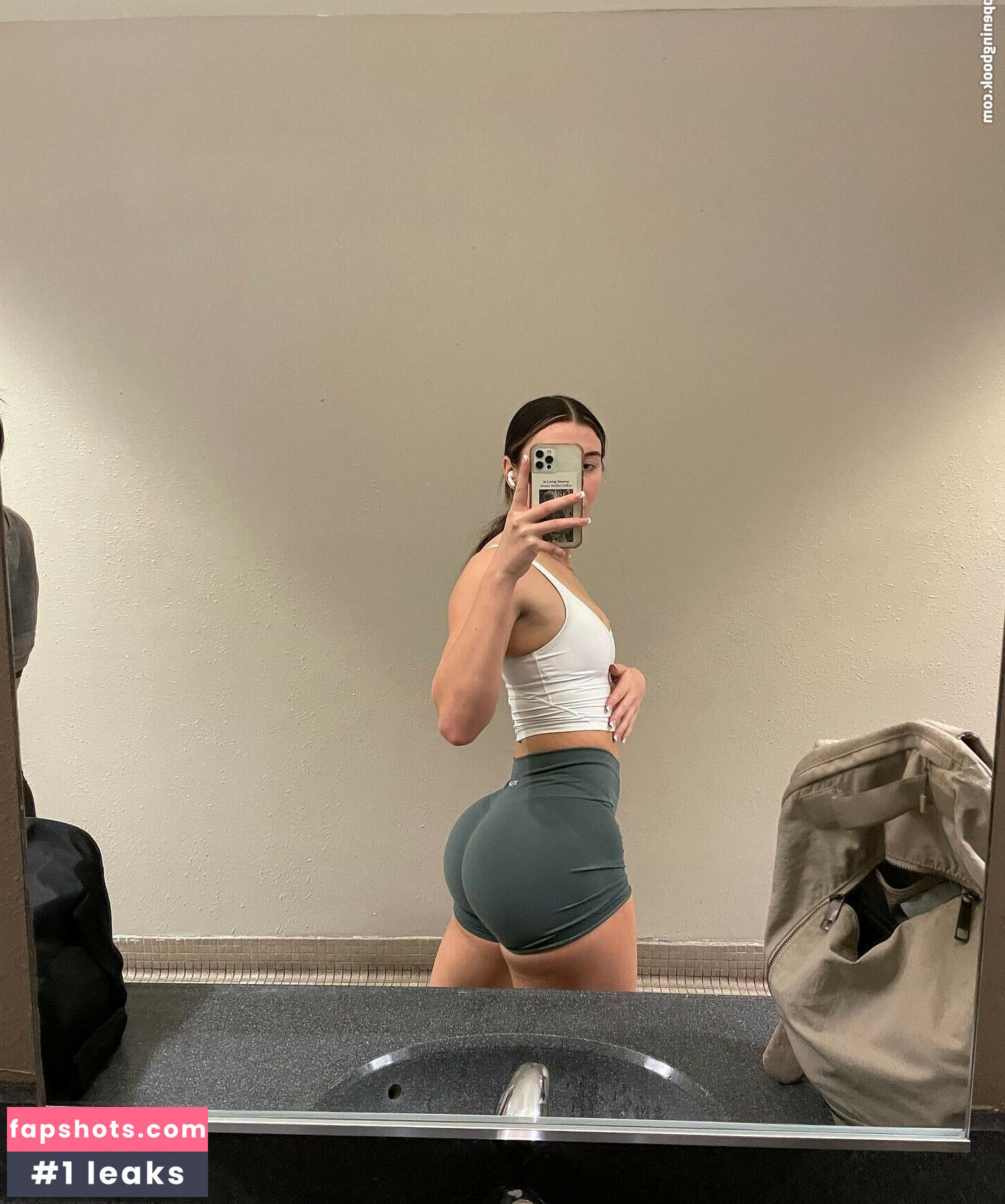 Courtney Dow gallery photo #10