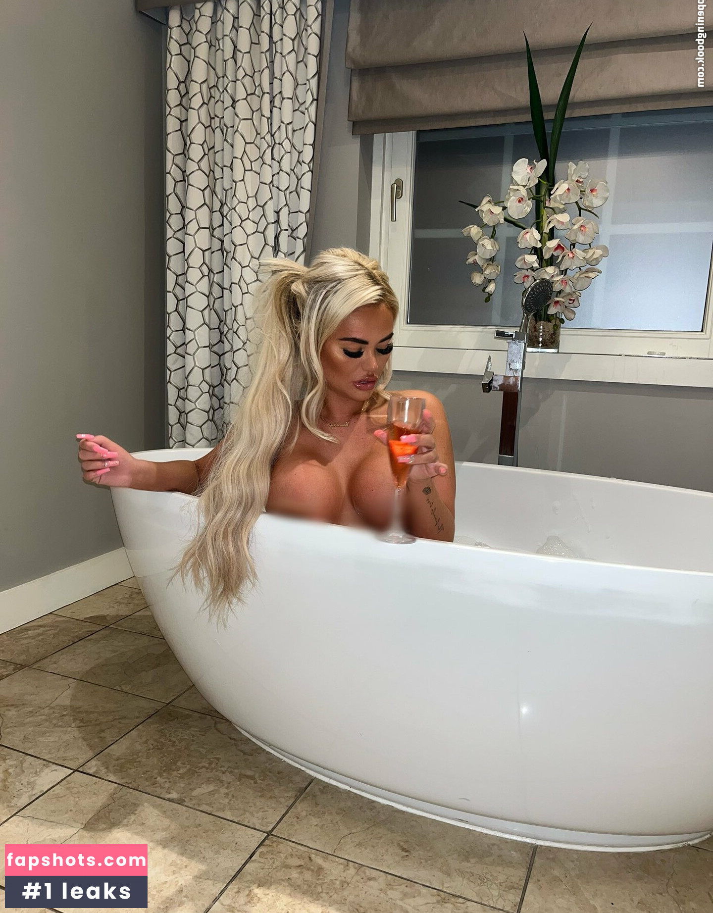 Courtney Doyle nude babe gallery