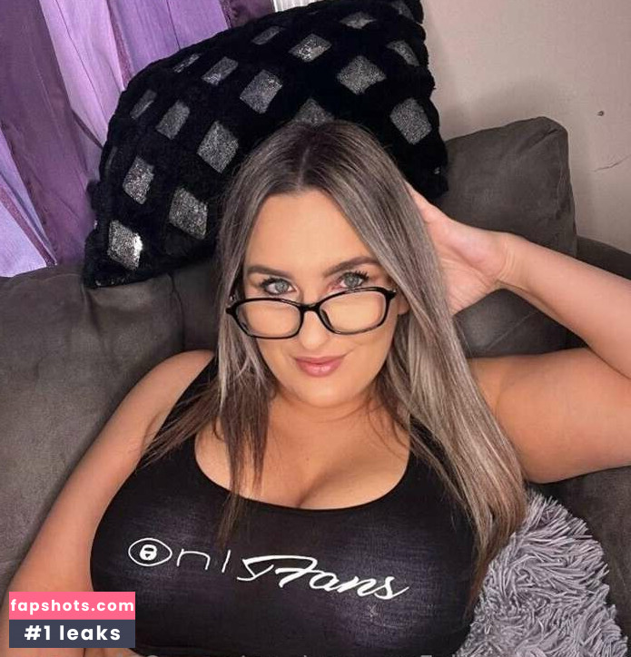 Courtney gallery photo #3