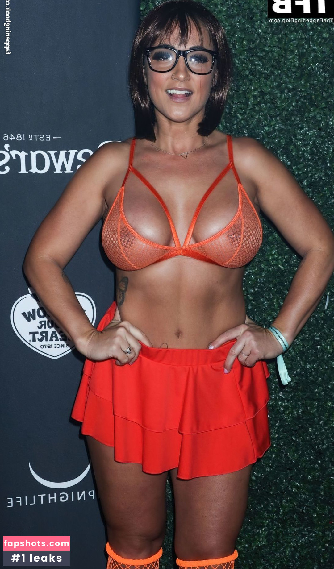 Courtney Tillia nude babe gallery