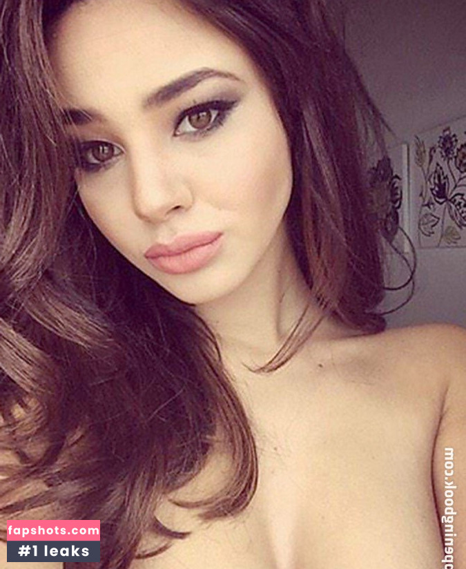 Courtnie Quinlan gallery photo #14