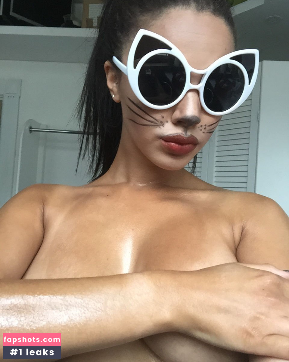 Courtnie Quinlan gallery photo #74