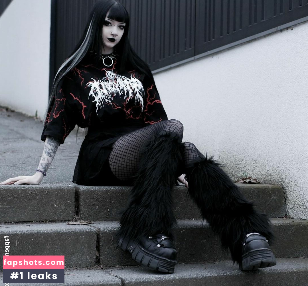 CreepyCassy gallery photo #2