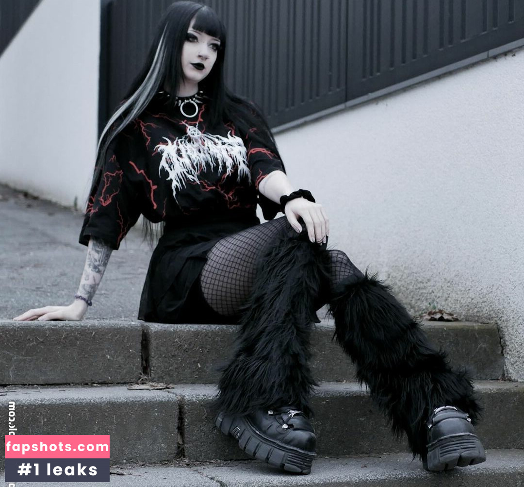 CreepyCassy gallery photo #3