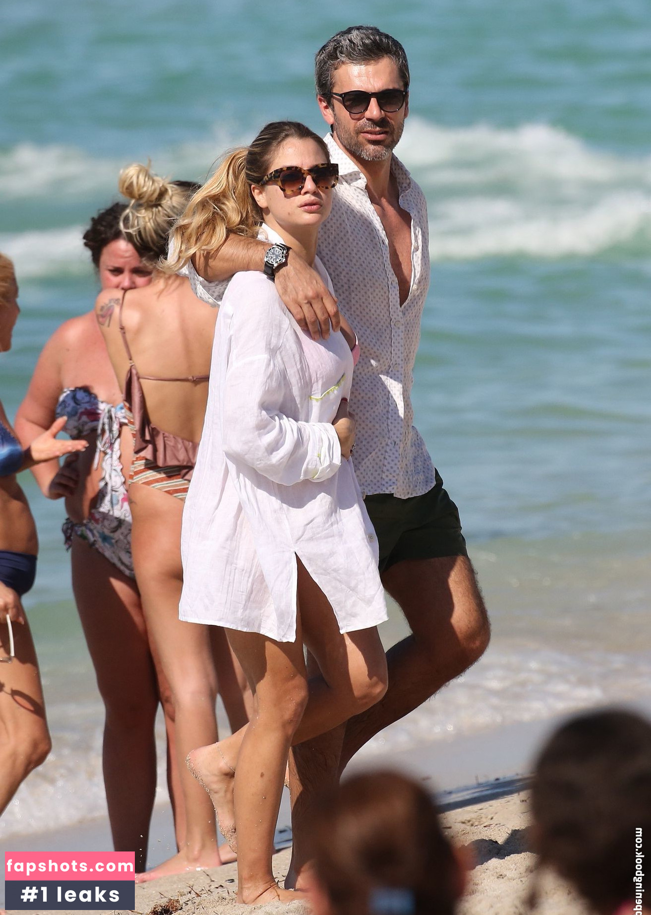 Cristina Marino nude babe gallery